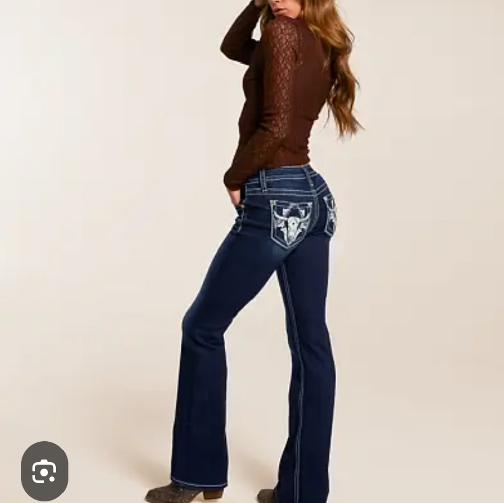 Stylish Women's Blue Jeans with Embellished Pockets